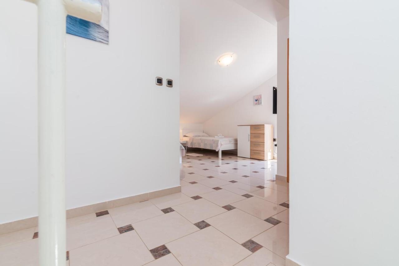 Beautiful Apartment Lovorka 6 , Baska, Krk Esterno foto